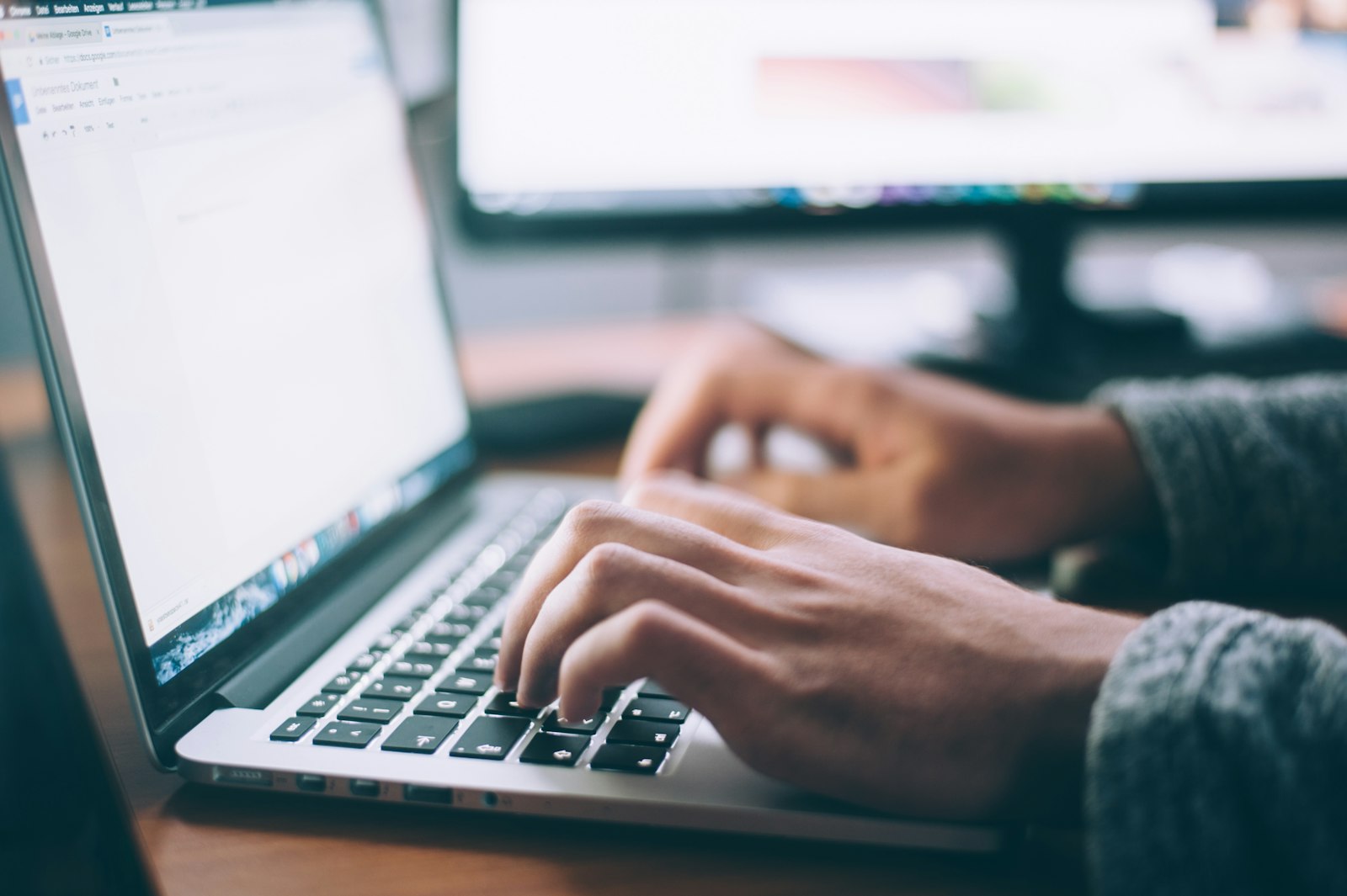 How AI search engines synthesize a handful of cited sources into a single answer